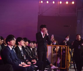  朗斯老将退役仪式感动全场观众  