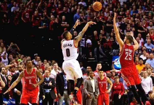 NBA常规赛收官战，库里三分绝杀雷霆，勇士锁定西部第三