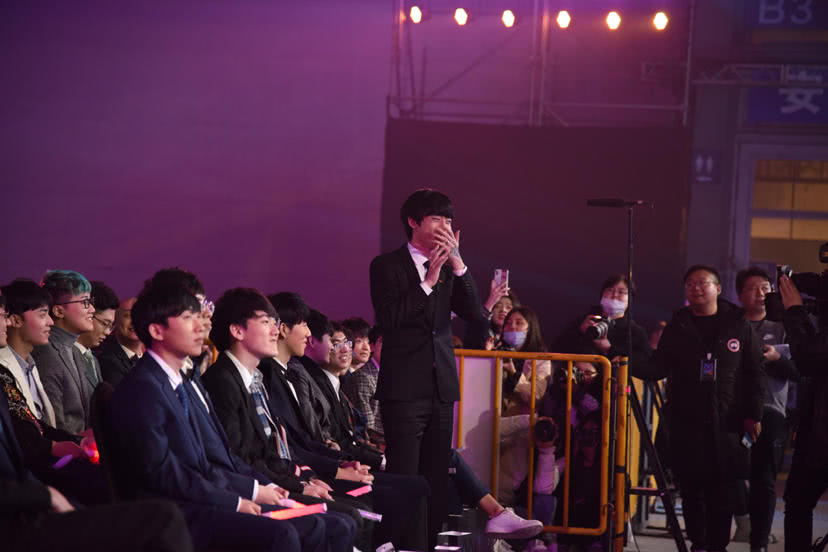  朗斯老将退役仪式感动全场观众  